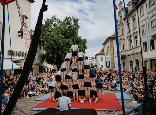 Schulterstand und Menschenpyramide beim Straßenkunst-Festival KulturSamstag